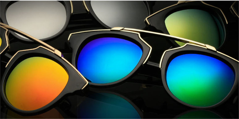  Wayfarer style sunglasses with Gloden flush lenses 